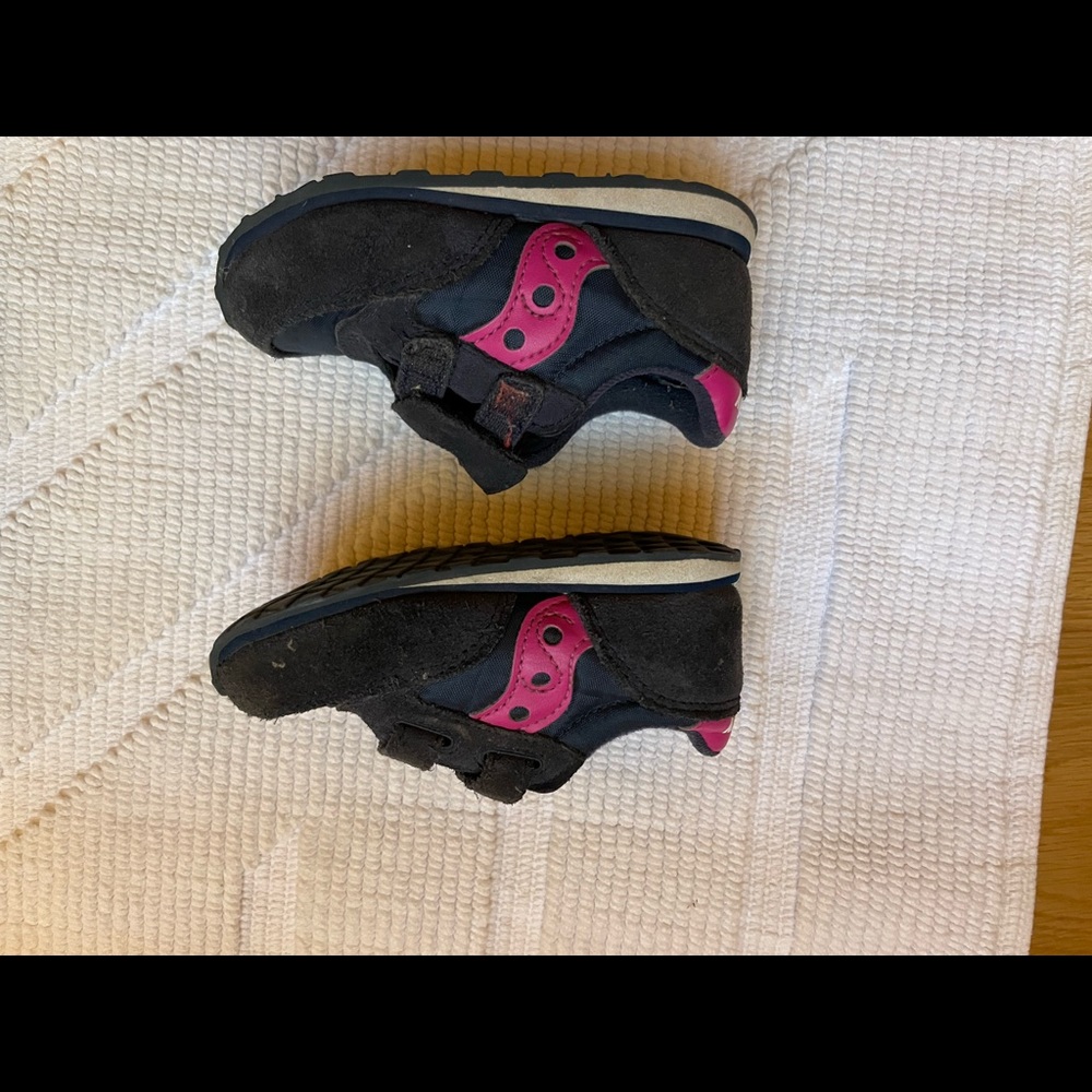 Saucony Navy Pink Toddler sneaker in size 5.5M in very good condition.